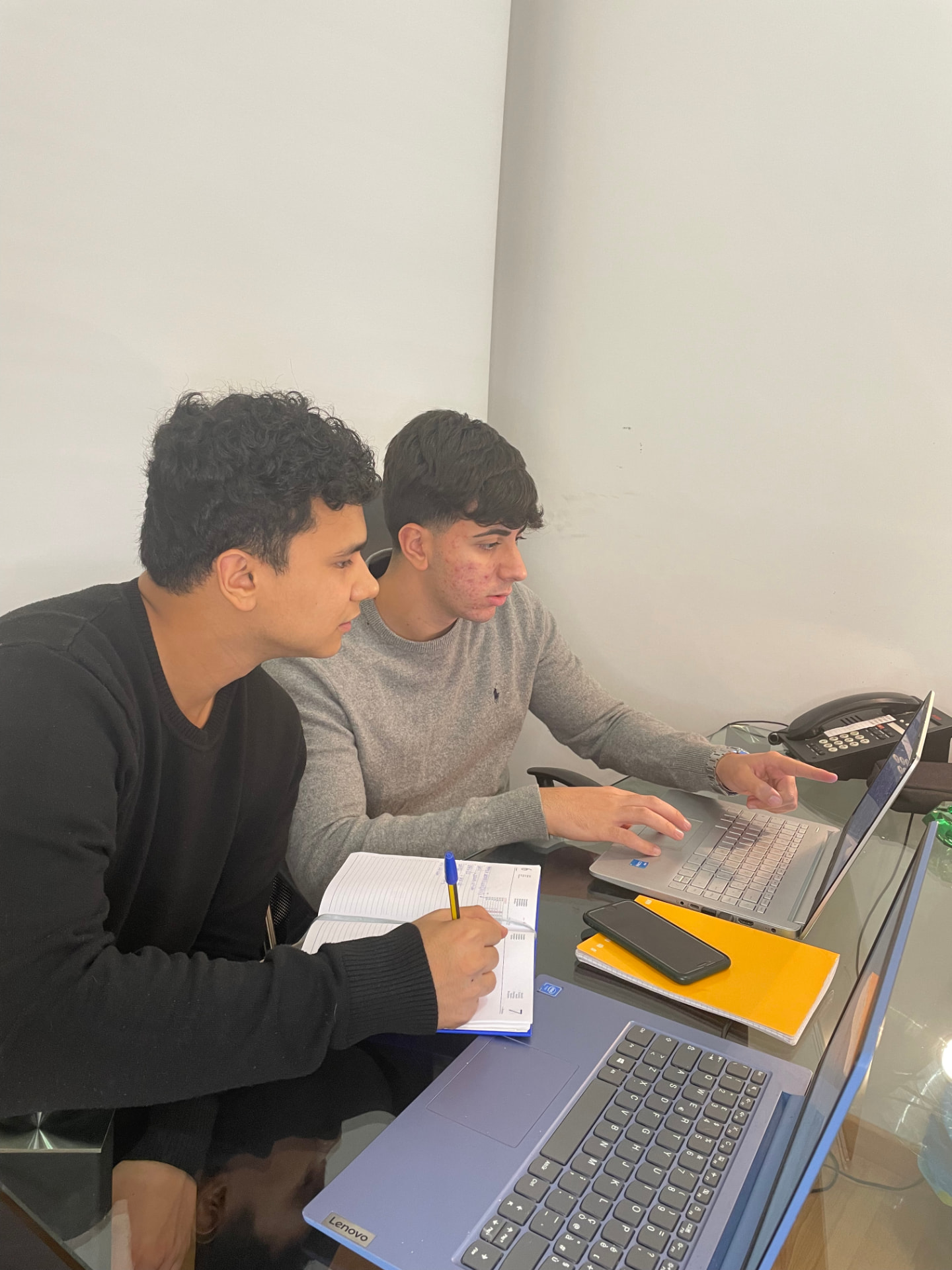 Valerio Tarantini al lavoro con uno dei primi collaboratori